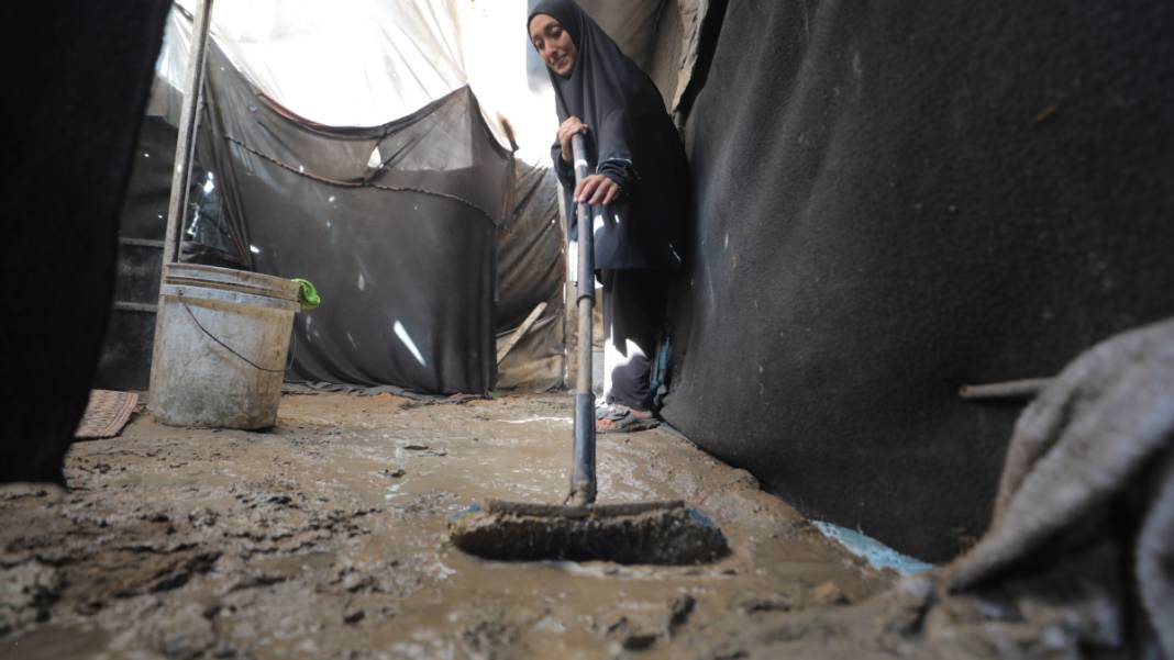 Gazze’de üç günlük yağış, Filistinlilerin çadırlarını su altında bıraktı 7